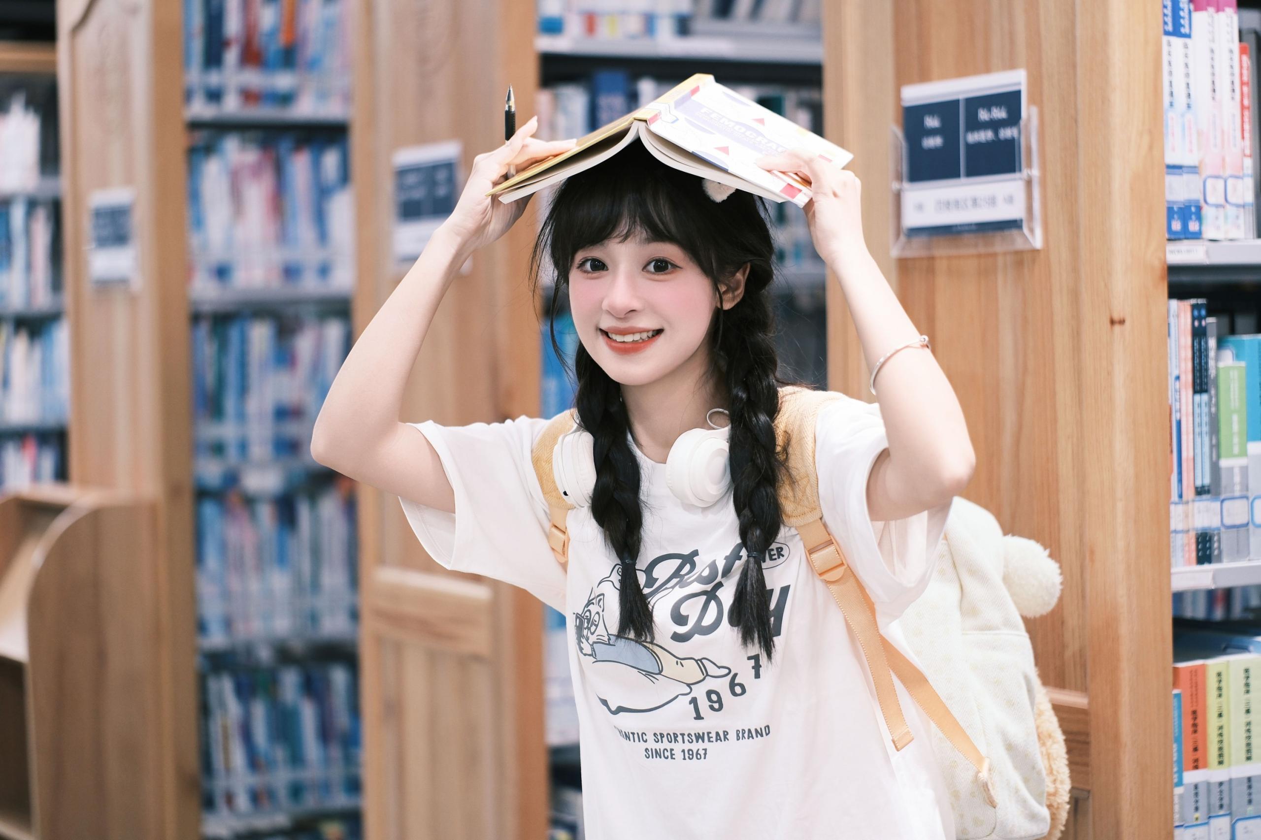 ID10097图书馆女孩 - 妍画集-妍画集